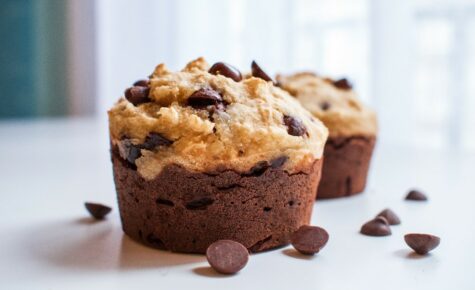 Muffin beurre de cacahuète, banane et chocolat vegan & sans gluten